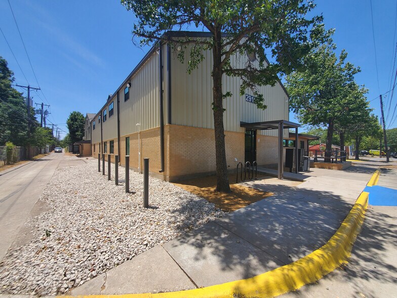 More Photos Of 2910 S Beckley Ave, Dallas Storefront Retail Office For Sale