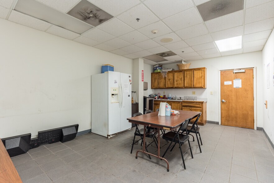 More Photos Of 111 N 12th St, West Columbia General Retail For Sale