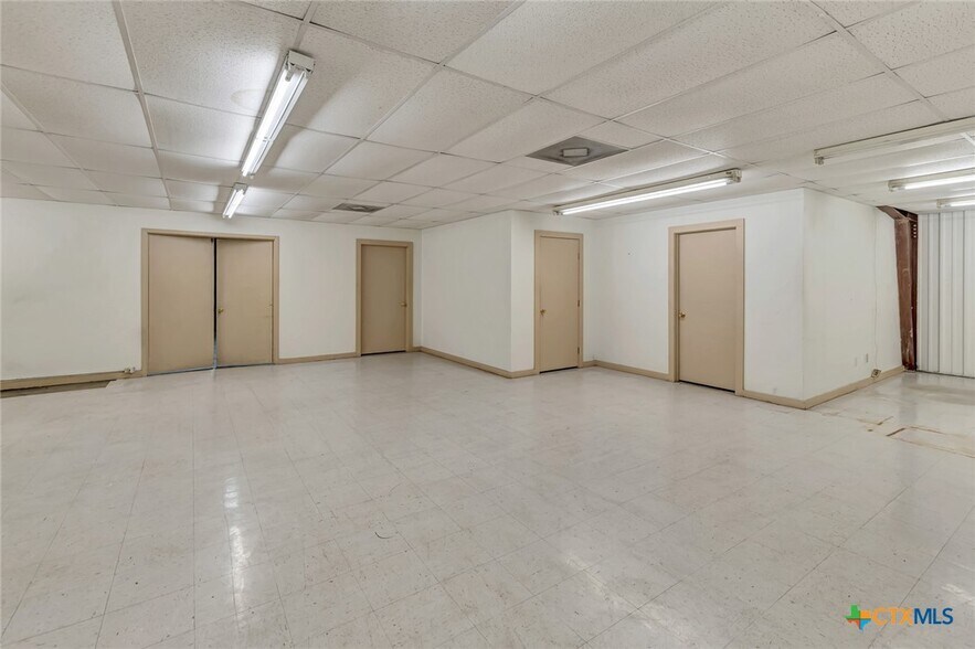 More Photos Of 306 N Wells St, Edna Office For Sale