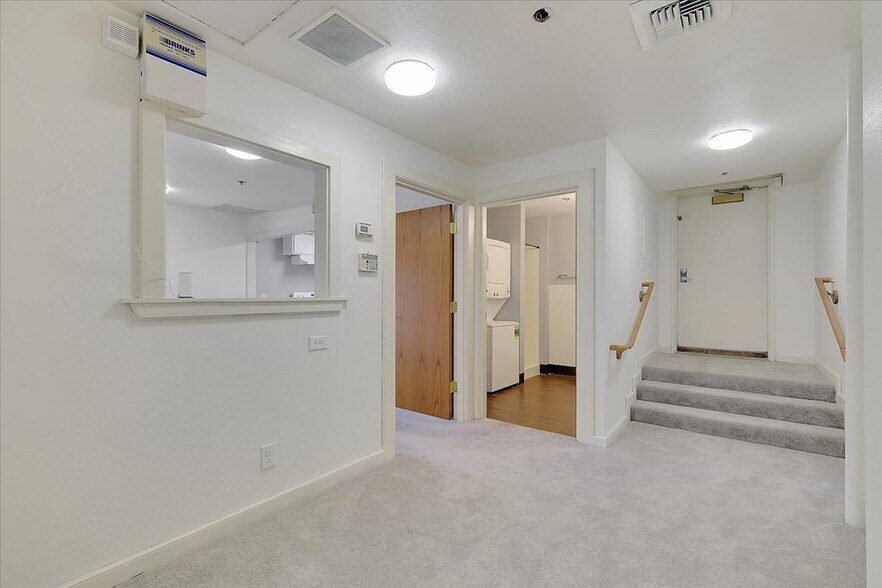 More Photos Of 900-906 2nd St, Sacramento Storefront For Lease