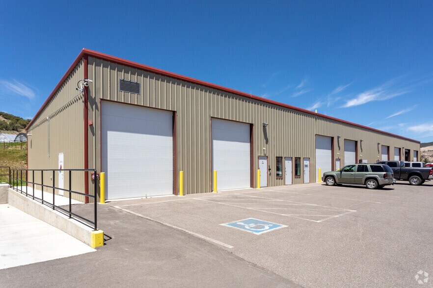 More Photos Of 707 Plane St, Gypsum Warehouse For Lease