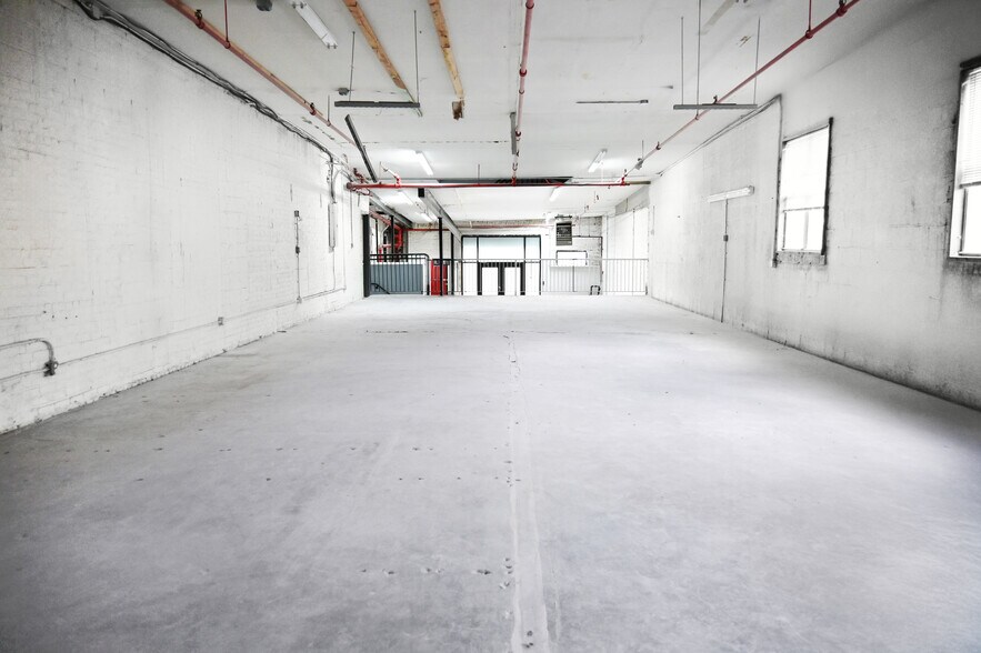 More Photos Of 20 Grattan St, Brooklyn Restaurant For Lease