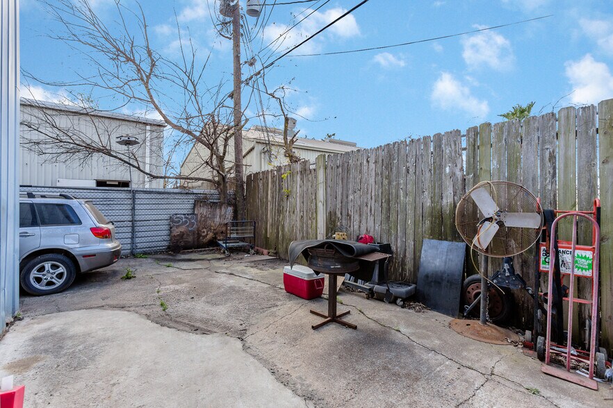 More Photos Of 8921 Daffodil St, Houston Industrial For Sale