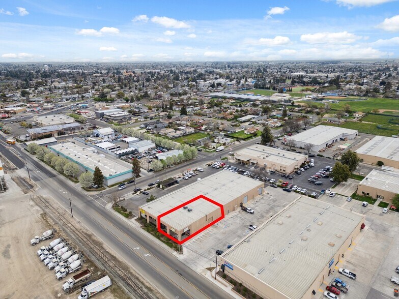 More Photos Of 311 S Pine St, Madera Showroom For Lease