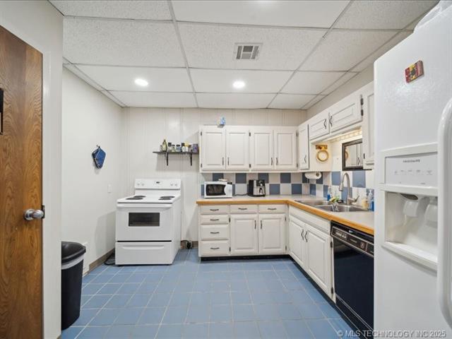 More Photos Of 536 N Ash St, Nowata Storefront For Sale