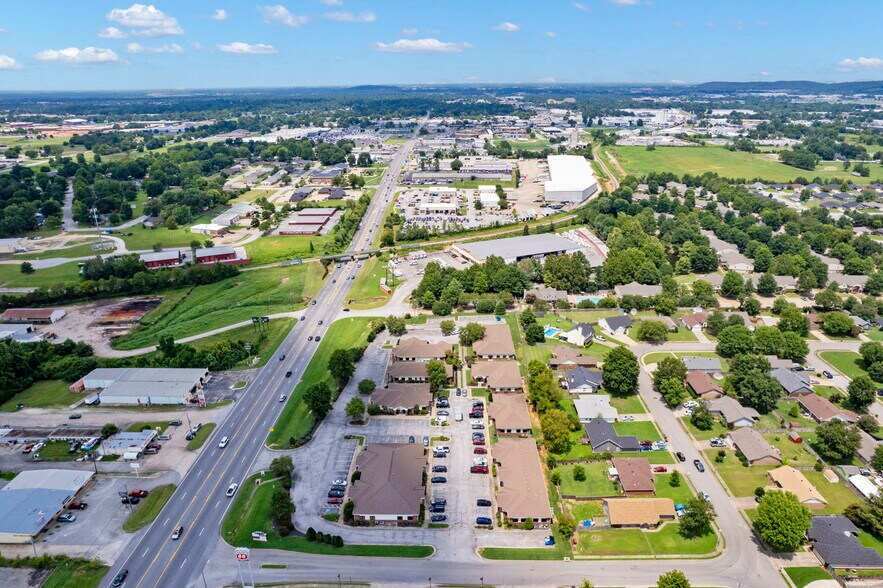 More Photos Of 3291 S Thompson St, Springdale Unknown For Lease