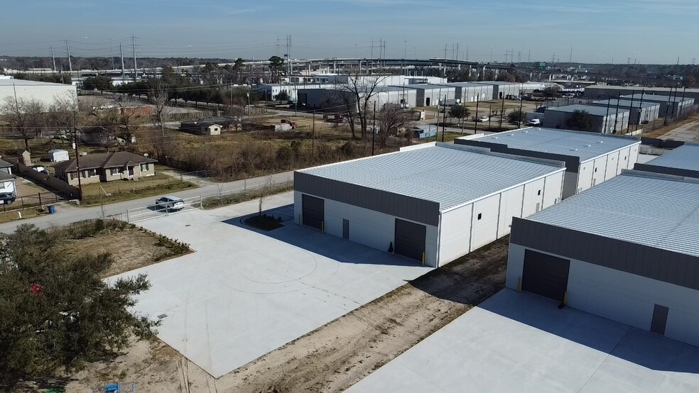 More Photos Of 5708 McCracken Rd, Houston Warehouse For Lease