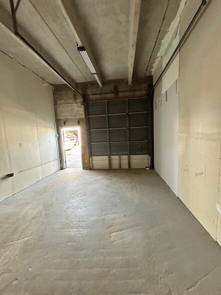 More Photos Of 5741 Dawson St, Hollywood Warehouse For Lease