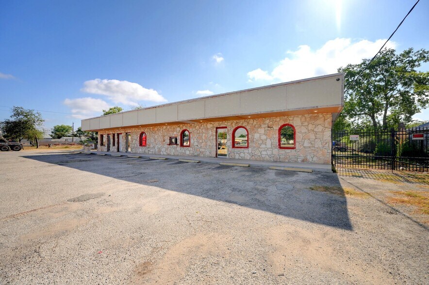 More Photos Of 2200-2204 S WW White Rd, San Antonio Restaurant For Lease