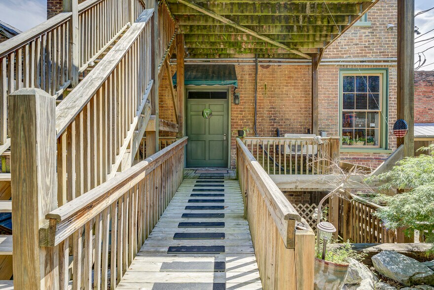 More Photos Of 107 E Main St, Jonesborough Storefront For Sale