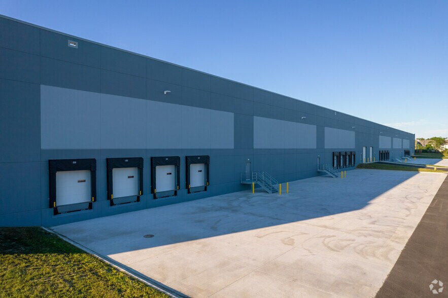 More Photos Of 1 E North Ave, Glendale Heights Warehouse For Lease