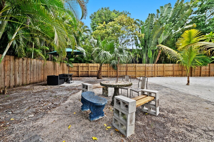 More Photos Of 5981 NE 6th Ave, Miami Office For Sale