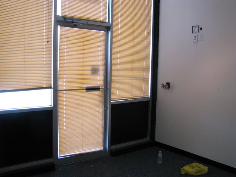 More Photos Of 11050 Livingston Rd, Fort Washington Warehouse For Lease