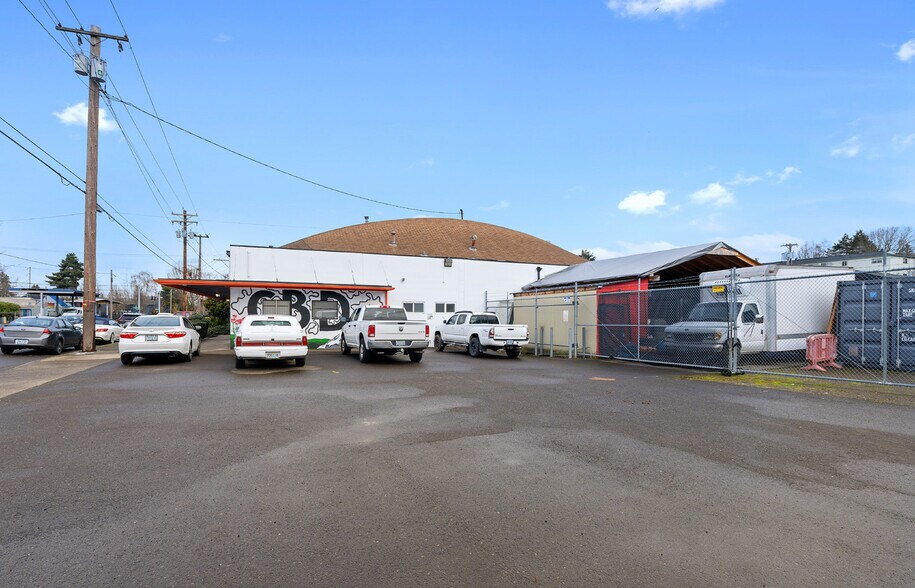 More Photos Of 4610 SE 26th Ave, Portland Service For Sale