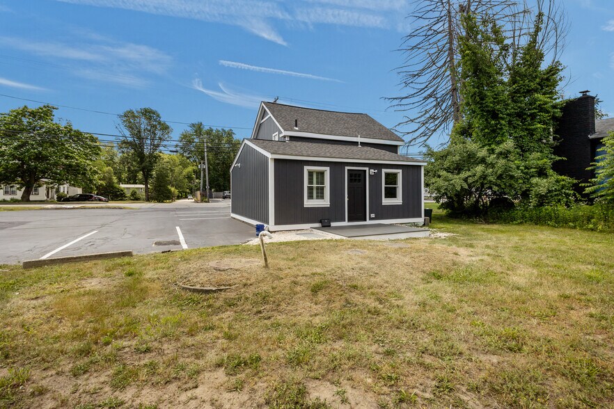 More Photos Of 2695 Hartford Ave, Johnston Office For Lease