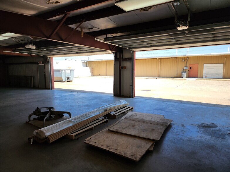 More Photos Of 2307 SW I Ave, Lawton Warehouse For Lease