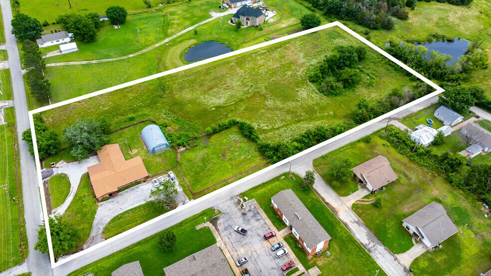 More Photos Of 1404 S B St, Henryetta Veterinarian Kennel For Sale