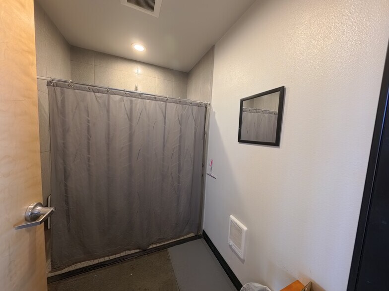 More Photos Of 2405 SW 1st St, Redmond Industrial For Lease