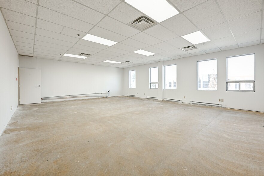 More Photos Of 2156-2168 Rue de la Province, Longueuil Light Distribution For Lease