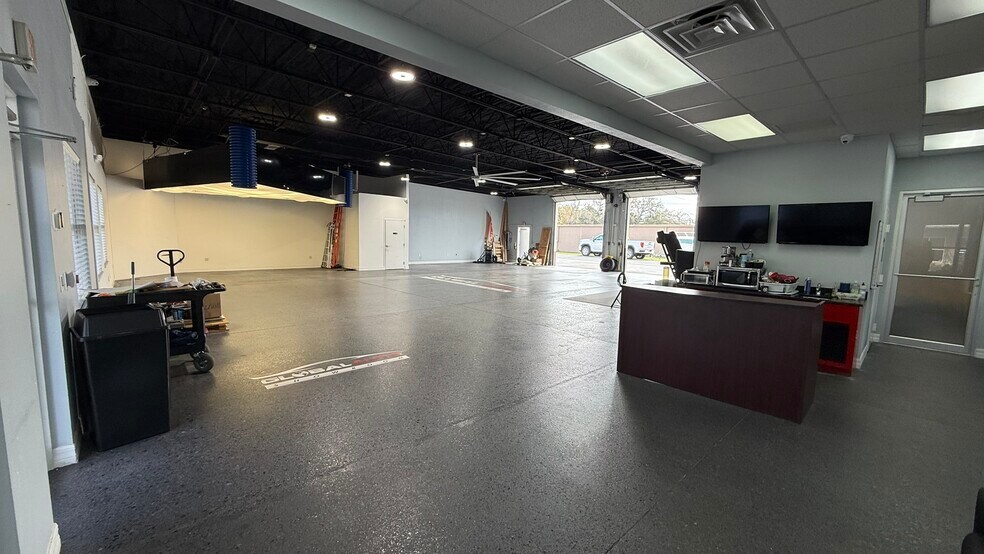 More Photos Of 2840 Manatee Ave E, Bradenton Showroom For Sale