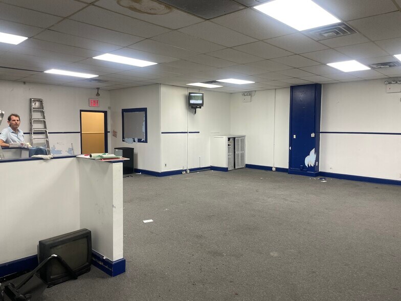 More Photos Of 3110 30th Ave, Astoria Storefront Retail Office For Lease