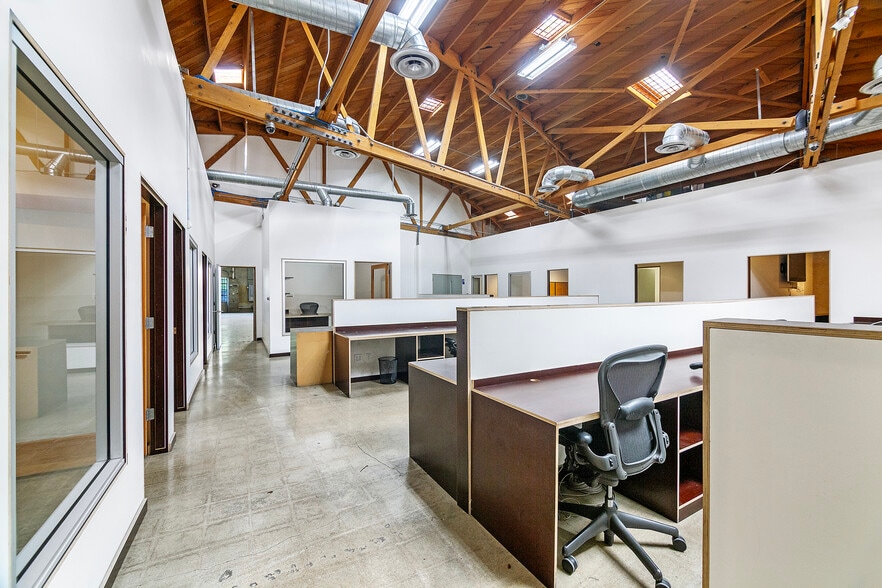 More Photos Of 5655 W Adams Blvd, Los Angeles Warehouse For Lease