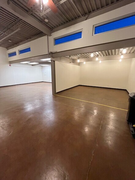 More Photos Of 1630 Old Deerfield Rd, Highland Park Warehouse For Lease