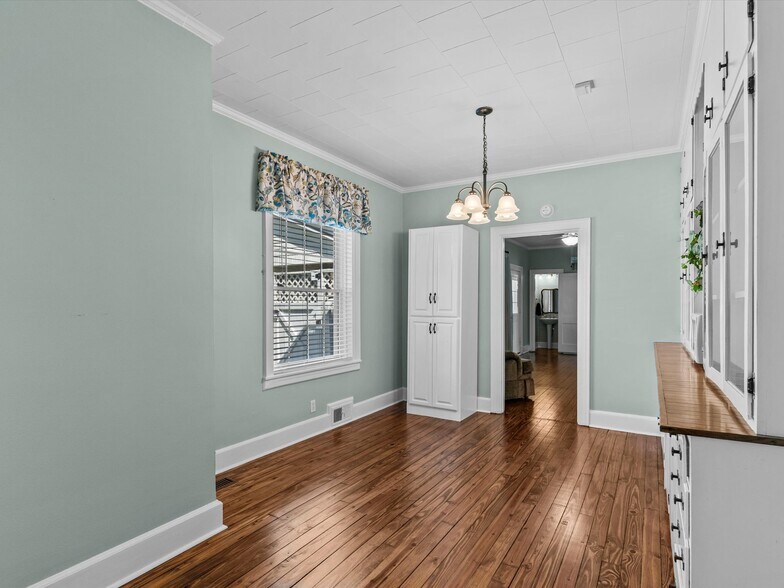 More Photos Of 302 W College St, Enterprise Flex For Sale