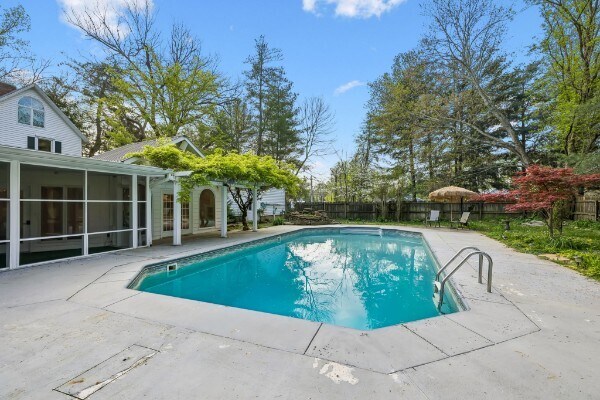More Photos Of 728 S Spring St, Manchester Specialty For Sale