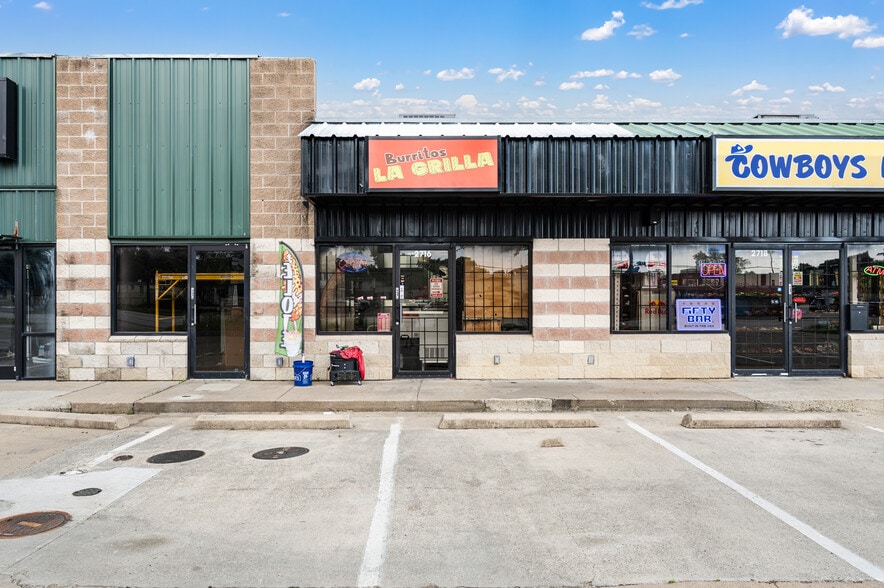 More Photos Of 2712-2720 W Division St, Arlington Storefront Retail Office For Sale