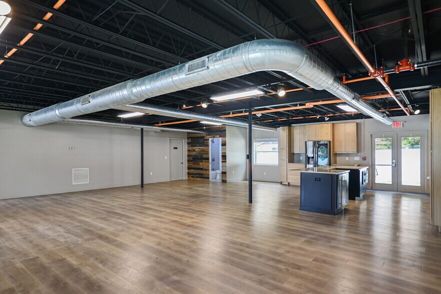 More Photos Of 10830 Navajo Dr, Saint Petersburg Showroom For Sale