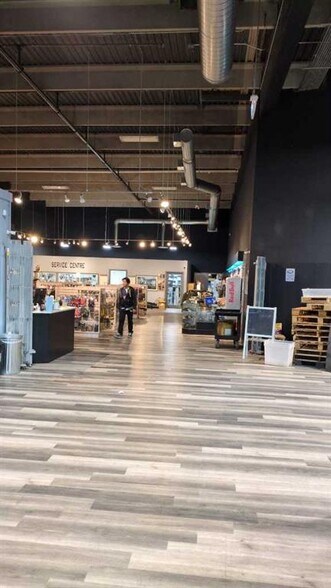 More Photos Of 1411 33rd St NE, Calgary Light Manufacturing For Sale