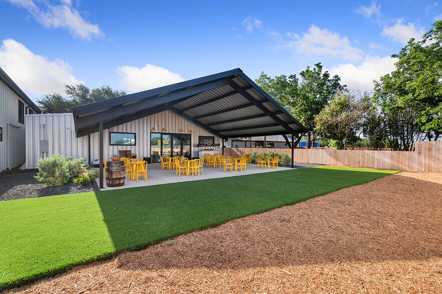 More Photos Of 42 S Ranch Road 1623, Stonewall Restaurant For Lease