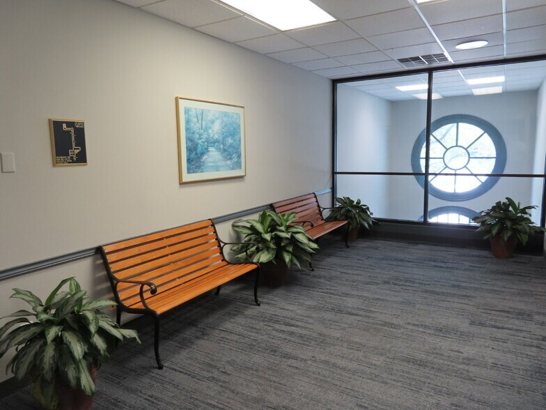 More Photos Of 1636 N Hampton Rd, DeSoto Office For Lease