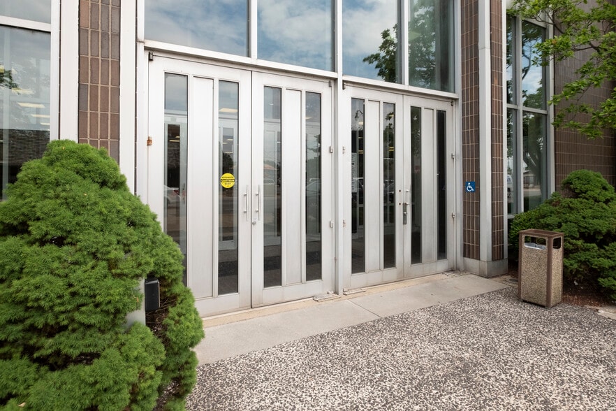 More Photos Of 443 Spring St, Jeffersonville Office For Lease