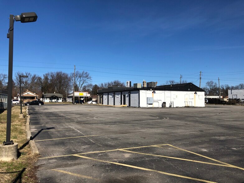 More Photos Of 3535 W 16th St, Indianapolis Bar For Sale