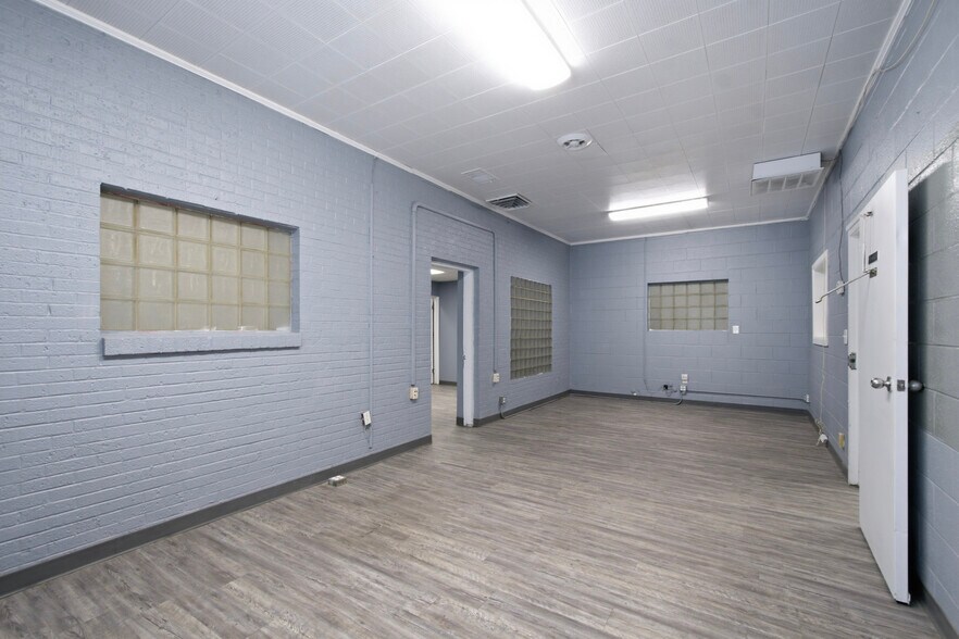 More Photos Of 300-305 S Grant Ave, Odessa Warehouse For Sale