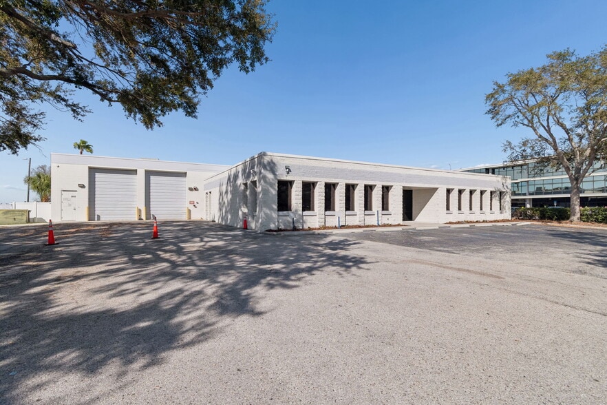 Primary Photo Of 4913 W Laurel St, Tampa Light Distribution For Lease