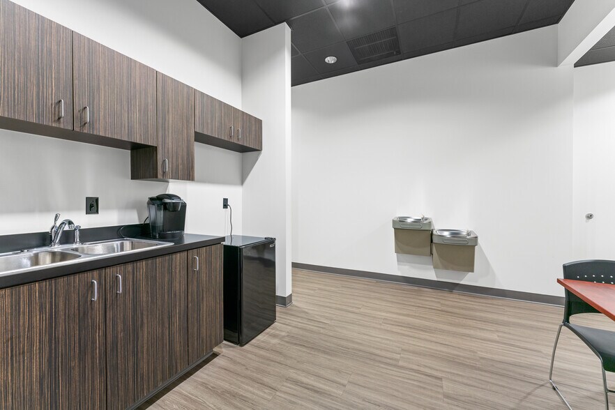 More Photos Of 3945 N Vantage Dr, Fayetteville Office For Sale
