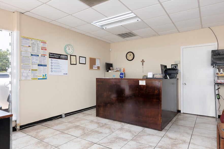 More Photos Of 1002 Edgebrook Dr, Houston Auto Repair For Sale