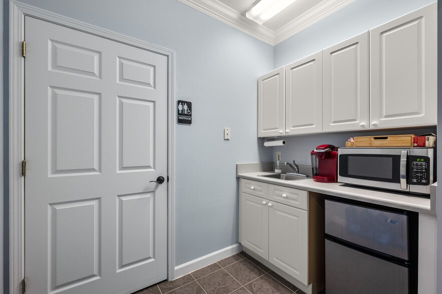 More Photos Of 705-711 Peninsula Dr, Davidson Office For Sale