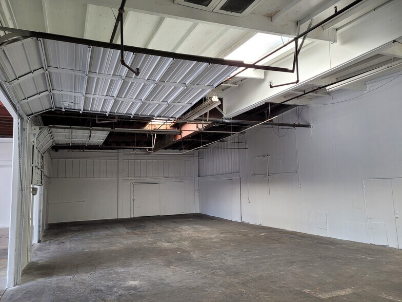 More Photos Of 1009-1033 Brooks St, Ontario Warehouse For Lease