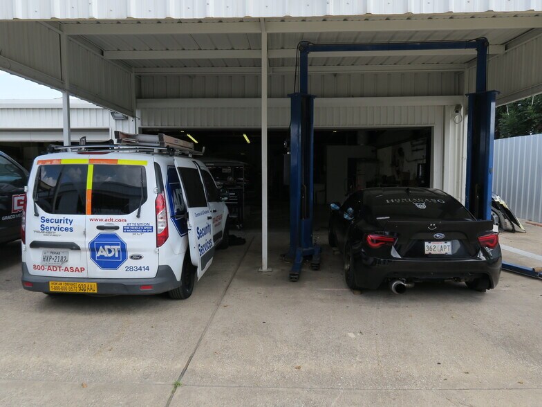 More Photos Of 5610-5613 Southwest Fwy, Houston Flex For Lease