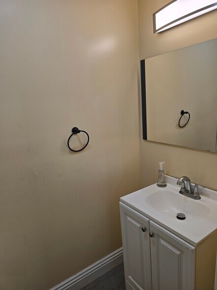 More Photos Of 910 S Victory Blvd, Burbank Storefront Retail Residential For Lease