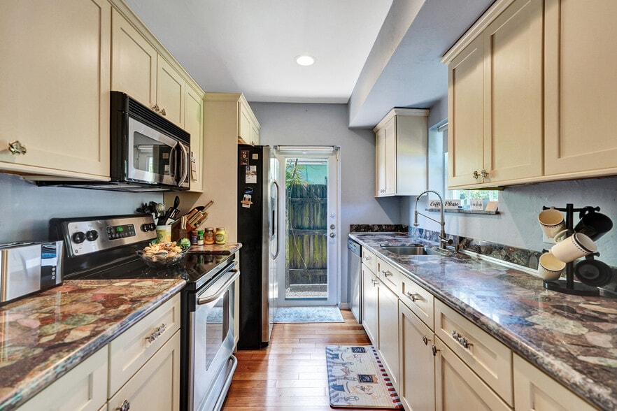 More Photos Of 423 SE 19th St, Fort Lauderdale Office Residential For Sale