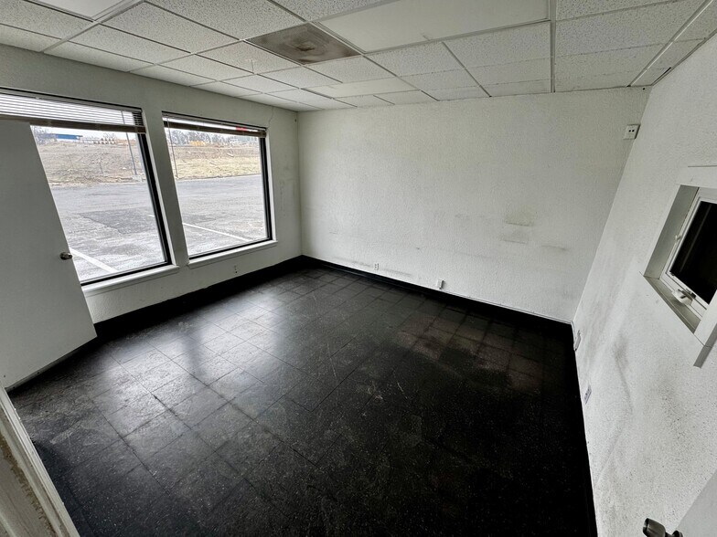 More Photos Of 1600 S Noland Rd, Independence Light Distribution For Lease