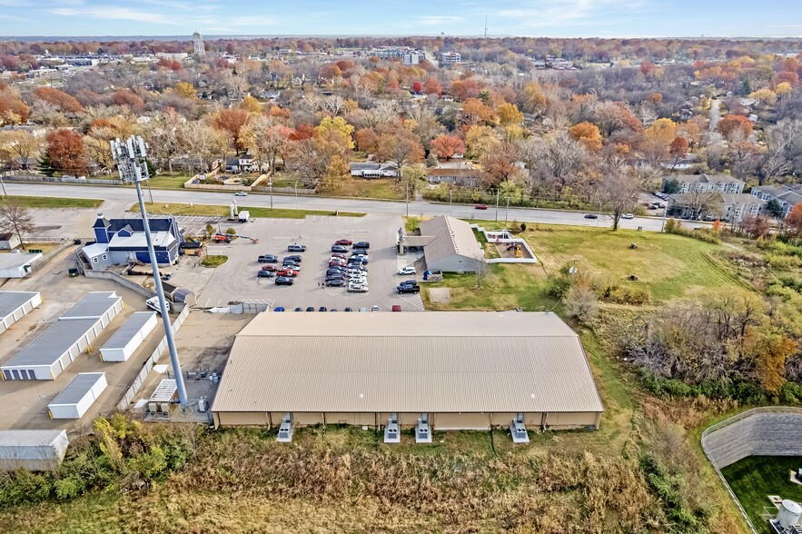 More Photos Of 6970 N Broadway St, Kansas City Showroom For Lease
