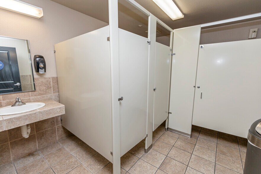 More Photos Of 3305 G St, Merced Office For Sale