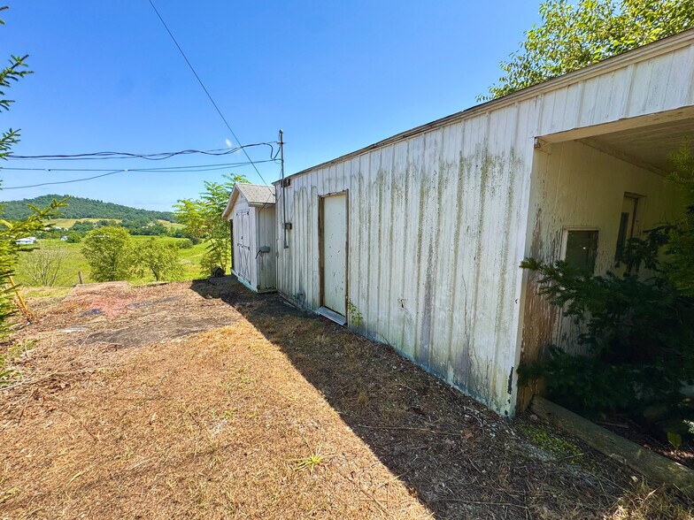 More Photos Of 19510 Leatherwood Rd, Salesville Freestanding For Sale