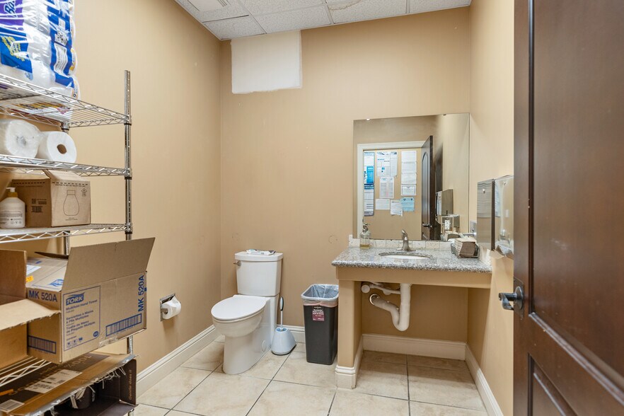 More Photos Of 5902 Winsome Ln, Houston Office Residential For Sale